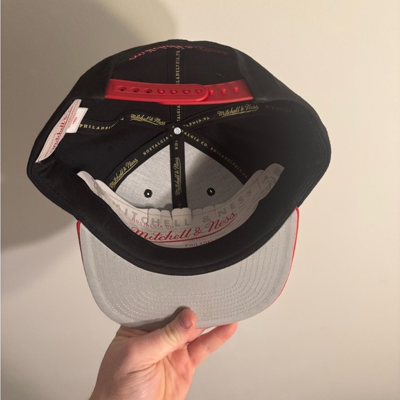 Mitchell & Ness Chicago Bulls SnapBack Hat - Picture 3 of 4
